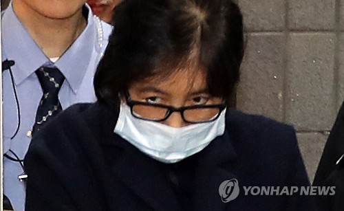 (서울=연합뉴스) 최순실 씨가 2일 밤 서울중앙지검에서 조사를 받은 후 구치소로 가기 위한 호송차에 오르고 있다.