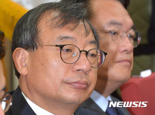 【서울=뉴시스】2일 오전 서울 여의도 국회 새누리당 당사에서 열린 당 대표 및 최고위원·중진의원 연석 간담회에 참석한 이정현 대표와 정진석 원내대표가 간담회를 하고 있다.