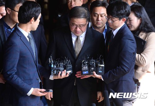【서울=뉴시스】미르·K스포츠재단 강제 모금의 배후로 지목된 안종범 전 청와대 정책조정수석비서관이 피의자 신분으로 소환 조사 받기위해 2일 서울 서초동 서울중앙지방검찰청으로 들어서고 있다.
