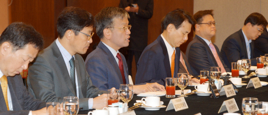 9일 오전 서울 중구 명동 은행연합회관에서 미국 대선 관련 국제금융시장 동향 등을 주제로 열린 제48차 거시경제금융회의에서 최상목(왼쪽 세 번째) 기획재정부 제1차관이 모두발언을 하고 있다.