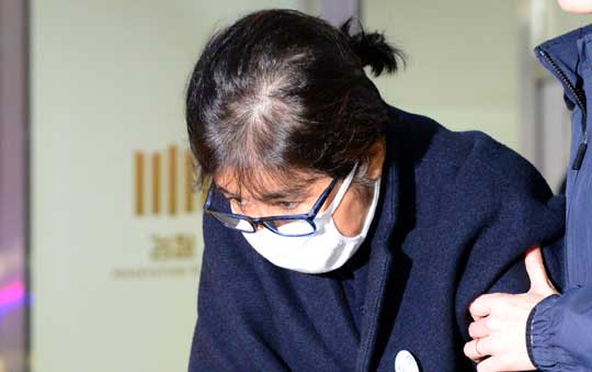 구치소에서 마스크를 하고 고개를 숙인 최순실 씨. ‘최순실 국정농단 사건’에 대한 중국인들의 관심이 예상 밖으로 뜨겁자 중국당국이 통제에 나섰다.