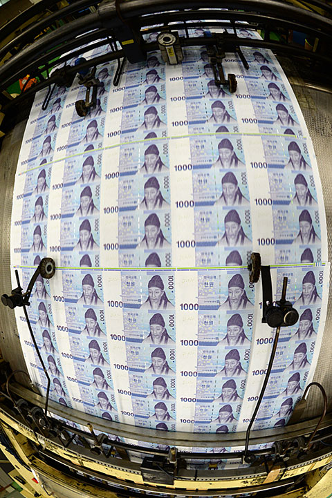 <카메라 기행>면섬유에 그림·숫자 40일의 ‘화려한 변신’… 생명 다하면 재활용