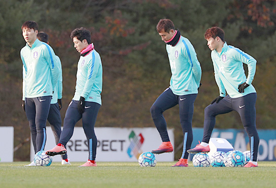 캐나다와의 평가전을 앞둔 축구 대표팀의 황희찬(오른쪽부터), 지동원, 남태희, 이정협이 9일 오후 파주 NFC에서 훈련 도중 잠시 숨을 고르고 있다.  연합뉴스
