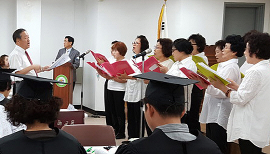박영도(지휘하고 있는 사람) 수원제일평생학교장이 지난 8월 수원시 팔달구 매산로 본교에서 진행된 졸업식에서 학생들에게 합창을 지도하고 있다.   수원제일평생학교 제공