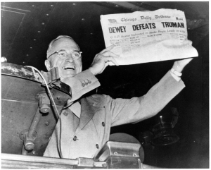 1948년 11월 4일 미국 대선에서 패할 것이라는 모두의 예상을 뒤엎고 당선된 민주당의 해리 트루먼 대통령이 자신의 낙선을 기사화한 ‘시카고 데일리 트리뷴’을 들고 환하게 웃고 있다. AP연합뉴스