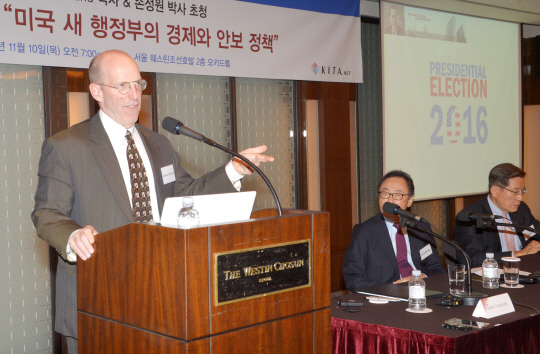 10일 오전 세계경제연구원 주최로 서울 중구 웨스틴조선호텔에서 열린 강연회에서 마커스 놀런드(왼쪽) 피터슨국제경제연구소 부소장이 ‘미국 새 행정부의 경제와 안보정책’을 주제로 강연하고 있다.  김낙중 기자 sanjoong@
