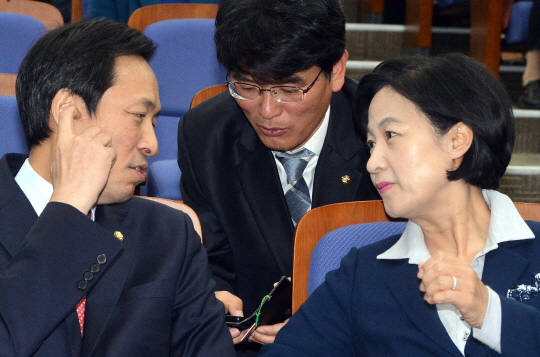 10일 오전 국회에서 열린 더불어민주당 의원총회에서 추미애(오른쪽) 대표와 우상호(왼쪽) 원내대표가 박완주 원내수석부대표를 사이에 두고 정국 현안을 논의하고 있다.