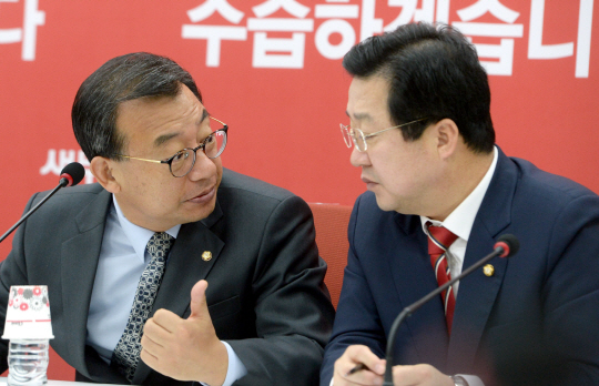 10일 오전 국회에서 열린 새누리당 최고위원회의에서 이정현(왼쪽) 대표가 이장우 최고위원과 정국 현안을 논의하고 있다.