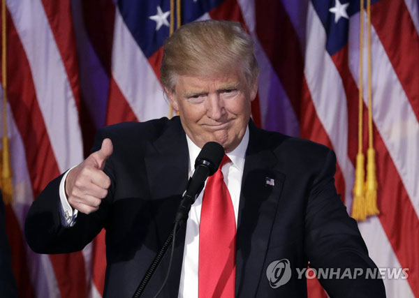 (뉴욕 AP=연합뉴스) 제45대 미국 대통령에 당선된 도널드 트럼프가 9일(현지시간) 뉴욕 맨해튼의 힐튼 미드타운 호텔에서 ‘포용’과 ‘화합’을 역설하는 수락 연설을 하고 있다.