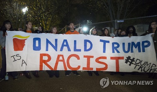 (EPA=연합뉴스) 미국의 제 45대 대통령으로 도널드 트럼프(공화당)가 당선된 데 불만을 표시하는 시위가 9일(현지시간) 새벽 백악관 근처에서도 벌어졌다.