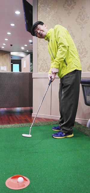 임정덕 부산대 명예교수가 지난달 30일 부산 동래구 온천동 연구실 인근의 한 골프연습장에서 퍼팅을 하고 있다.