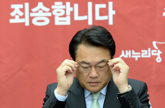 11일 오전 국회에서 열린 새누리당 원내대책회의에서 정진석 원내대표가 모두발언을 마친 뒤 안경을 고쳐 쓰고 있다. 김선규 기자 ufokim@