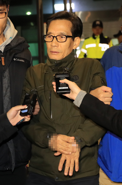 500여 억 원의 회삿돈을 횡령한 혐의로 서울에서 체포된 부산 해운대 엘시티(LCT) 시행사의 실소유주 이영복 회장이 11일 오전 부산지검으로 압송되던 중에 취재진의 질문을 받고 있다.