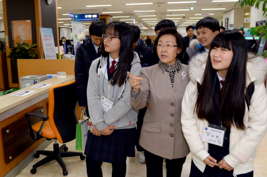 9일 서울 강남구 삼성동 강남구청 1층 민원여권과에서 신연희(앞줄 가운데) 구청장이 구청으로 직업 체험을 온 압구정중학교 학생들에게 구청 업무와 공무원들이 하는 일을 설명하고 있다.   곽성호 기자 tray92@