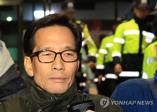 (서울=연합뉴스) 500억원이 넘는 회삿돈을 횡령하거나 가로챈 혐의로 공개수배됐다 붙잡힌 해운대 엘시티(LCT)시행사의 실질 소유주 이영복 회장이 10일 오후 서울 수서경찰서에서 부산으로 압송되고 있다.