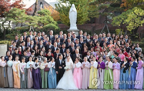 (서울=연합뉴스) 11일 명동성당에서 열린 정성이 이노션 고문의 딸 선아영 씨 결혼식에서 참석자들이 기념촬영을 하고 있다. 선 씨는 정몽구 현대차 그룹 회장의 외손녀로, 탤런트 길용우 씨의 아들 성진 씨와 결혼했다.