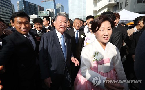 (서울=연합뉴스) 정몽구 현대자동차그룹 회장의 외손녀 선아영 씨(정성이 이노션 고문의 장녀) 결혼식이 11일 오후 명동성당에서 열렸다. 신랑은 탤런트 길용우 씨의 아들 길성진 씨. 정 회장과 정성이 이노션 고문이 결혼식에 참석하고 있다.