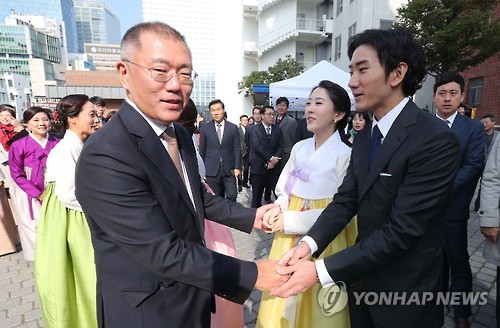 (서울=연합뉴스) 정의선 현대차그룹 부회장이 11일 명동성당에서 열린 정성이 이노션고문의 딸 선아영씨의 결혼식에 참석해 인사하고 있다. 선 씨는 정몽구 회장의 외손녀다.
