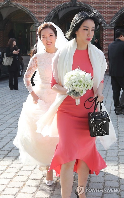 (서울=연합뉴스) 정몽구 현대자동차그룹 회장의 외손녀 선아영 씨(정성이 이노션 고문의 장녀) 결혼식이 11일 오후 명동성당에서 열렸다. 신랑은 탤런트 길용우 씨의 아들 길성진 씨. 신부 선 씨가 밝은 표정으로 입장하고 있다.