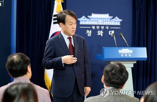 정연국 대변인이 11일 청와대 춘추관에서 세월호 관련 브리핑을 한 뒤 취재진의 질문에 답변하고 있다.