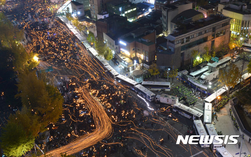 ‘최순실 게이트’ 진상규명과 박근혜 대통령 퇴진 촉구 3차 촛불집회가 열린 12일 오후 참가자들이 박 대통령 퇴진을 촉구하며 청와대를 향해 행진하고 있다.