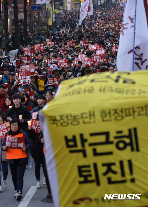 12일 오후 서울 중구 서울광장에서 제3차 민중총궐기대회를 마친 전국공무원노동조합원들이 ‘최순실 게이트’ 진상규명과 박근혜 대통령 퇴진 촉구 3차 촛불집회‘를 위해 을지로가에서 청와대로 행진하고 있다.