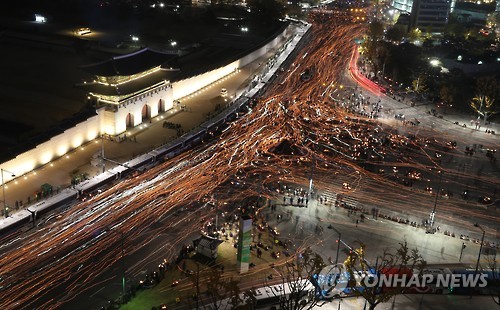 2016년 민중총궐기 대규모 집회가 열린 12일 오후 서울 광화문 앞에서 시민들이 대통령 퇴진을 촉구하며 청와대 방향으로 행진하며 경복궁 앞을 지나가고 있다.