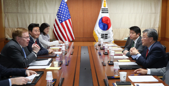 14일 오전 서울 종로구 도렴동 외교부 청사에서 김용현(오른쪽) 외교부 평화외교기획단장과 미국 로버트 킹(왼쪽) 북한인권특사가 제2차 북한인권협의체 회의를 갖고 북한 인권 개선방안을 논의하고 있다. 김낙중 기자 sanjoong@