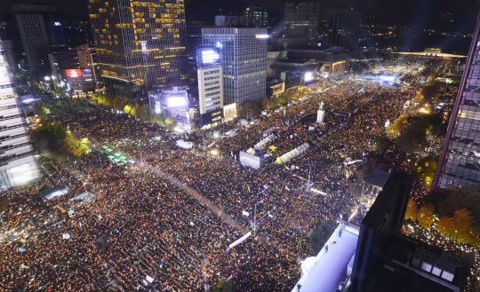 박근혜 대통령 퇴진을 요구하는 민중총궐기 대회가 열린 12일 서울 광화문광장이 촛불을 든 참가자들로 가득 차 있다.