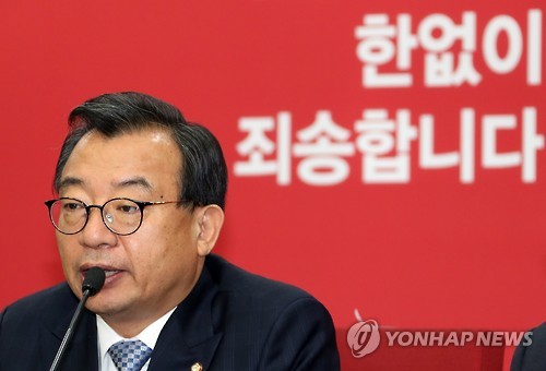 (서울=연합뉴스) 새누리당 이정현 대표가 14일 오전 서울 여의도 당사에서 열린 최고위원회의에서 당내 비주류가 주장하는 ‘당 해체’와 관련, “아픔을 딛고 또 다른 위대한 역사를 만들어가기 위해 당의 단합을 간곡히 호소한다”며 거부 입장을 재확인하고 있다.