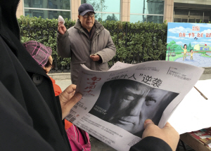 한 중국인이 지난 10일 중국 베이징의 신문 가판대에서 도널드 트럼프 미 공화당 후보의 당선 뉴스가 실린 중국 신문을 펼쳐 들고 있다. 트럼프 사진과 함께 ‘아웃사이더의 역습’이라는 제목이 이채롭다. 중국인들은 대선 유세 때 중국을 공격해온 트럼프의 태도에 두려움을 느끼고 있는 것으로 나타났다. AP연합뉴스