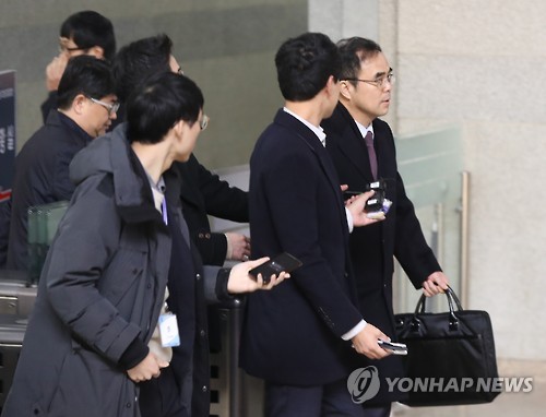 김종 전 차관 검찰 출석최순실씨의 이권 챙기기 행보를 지원했다는 의혹을 받고 있는 김종 전 문화체육관광부 차관이 16일 오전 검찰 조사를 받기 위해 서울 서초구 서울중앙지검에 들어서고 있다.