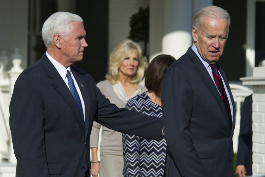 16일 미국 부통령 관저가 있는 워싱턴의 해군천문대에서 조 바이든(오른쪽) 부통령이 마이크 펜스 부통령 당선자를 오찬 장소로 안내하고 있다. 이날 두 사람은 오찬 회동을 하며 정권 인수와 관련해 협의했다.
