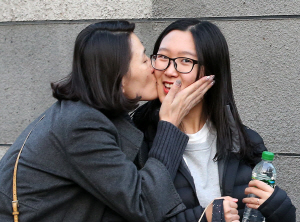 2017학년도 대학수학능력시험이 치러진 17일 오전 서울 중구 이화여자외고 앞에서 학부모가 수험생의 볼에 응원의 뽀뽀를 하고 있다.  김호웅 기자 diverkim@