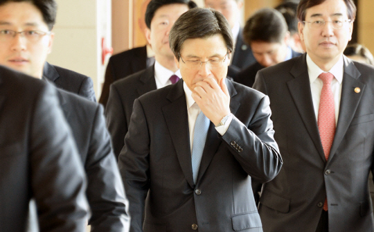 황교안(가운데) 국무총리가 18일 오전 인천공항에서 아태경제협력체(APEC) 정상회의 참석차 페루 리마로 출국하면서 심각한 표정을 짓고 있다.