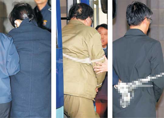 박근혜정부 ‘비선 실세’ 최순실(왼쪽 사진) 씨와 안종범(가운데 〃) 전 청와대 정책조정수석, 정호성 전 청와대 부속비서관이 17일 검찰 조사를 받기 위해 호송차에서 내려 서초구 서울중앙지검에 들어가고 있다. 검찰은 20일 이들 3인을 일괄기소할 예정이다.  연합뉴스·뉴시스