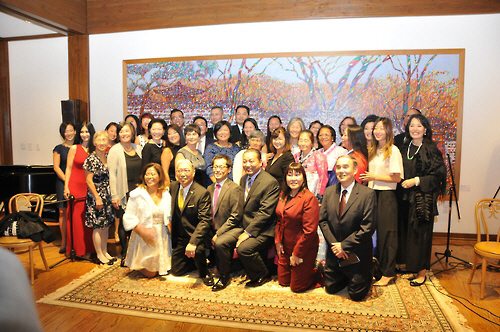 16일 미국 워싱턴 주미대사관저에서 열린 미국 홀트아동복지회 창립 60주년 만찬행사에 참석한 입양가족들이 행사 후 기념촬영을 하고 있다. 홀트는 지난 60년간 한국 아동 20만 명의 미국 가정 입양을 주선했고 요즘에도 매년 300여 명의 아동이 미국 가정으로 입양되고 있다. 연합뉴스