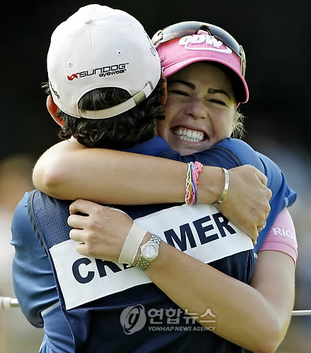 2010년 US여자오픈 우승 뒤 포옹하는 크리머와 칸. [AP=연합뉴스]