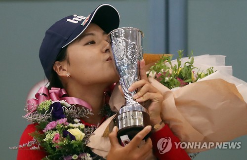 에비앙 챔피언십 우승 트로피에 입맞추는 전인지 (연합뉴스 자료사진)