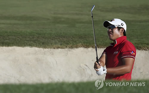 (두바이 AP=연합뉴스) 안병훈(25·CJ그룹)이 18일(현지시간) 아랍에미리트 두바이의 주메이라 골프장에서 열린 DP월드 투어챔피언십 2라운드에서 중간합계 5언더파 139타로 공동 10위로 뛰어오르며 선두그룹을 5타차로 추격했다. 사진은 안병훈이 이날 18번홀에서 벙커샷을 하고 있는 모습.