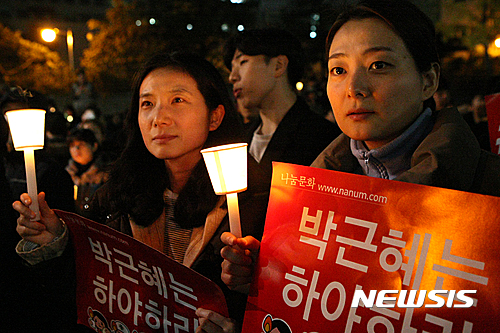 【서울=뉴시스】12일 오후 서울 종로구 일대에서 ‘최순실 게이트’ 진상규명과 박근혜 대통령 퇴진 촉구 3차 촛불집회‘가 열린 가운데 시민들이 집회에 참가하고 있다.