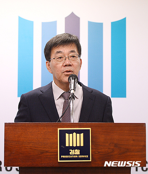 【서울=뉴시스】최순실 국정농단 의혹 사건 특별수사본부장을 맡은 이영렬 서울중앙지검장이 27일 서울 서초구 서울중앙지검에서 취재진의 질의에 답하고 있다. 대검찰청은 이날 박근혜 정부 비선실세로 지목된 최순실(최서원으로 개명)씨 국정농단 사건과 관련해 “이영렬 서울중앙지검장을 본부장으로 하는 특별수사본부를 설치해 운영하기로 했다”고 밝혔다.