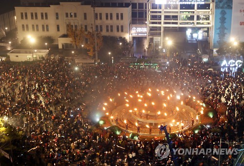 (광주=연합뉴스) 19일 오후 광주 동구 금남로 5·18민주광장에서 열린 박근혜 대통령 퇴진 촉구 촛불집회에서 1980년 5월 광주민중항쟁 당시 광주시민들이 독재 정권에 항거하며 도청 앞 분수대에 횃불을 켜고 열었던 ‘민주성회’가 재현되고 있다.
