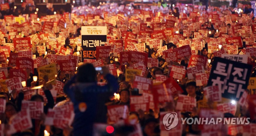 (대전=연합뉴스) 19일 대전 대덕대로 타임월드백화점 앞에서 열린 촛불 집회에 참석한 시민들이 박근혜 대통령 퇴진을 외치고 있다.