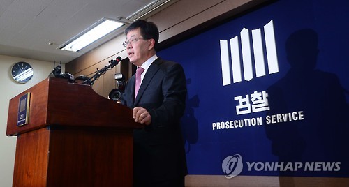(서울=연합뉴스)  이영렬 서울중앙지검장이 20일 오전 서초구 서울중앙지검에서 최순실 의혹관련 검찰 수사결과 발표를 하고 있다.