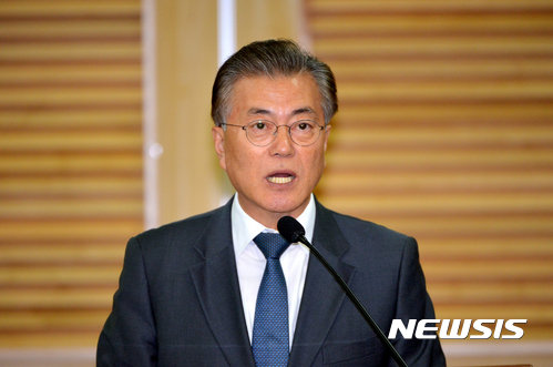 【서울=뉴시스】문재인 전 더불어민주당 대표가 15일 오후 서울 여의도 의원회관에서 현 시국 상황과 관련하여 대국민 기자회견을 하고 있다.