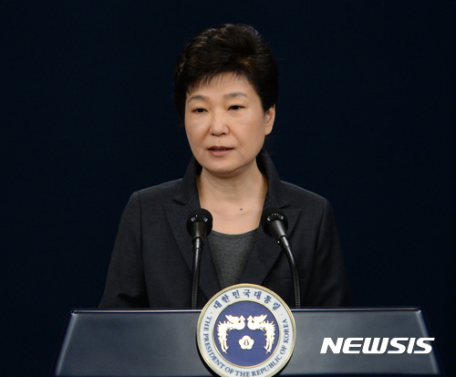 【서울=뉴시스】박근혜 대통령이 4일 오전 청와대 춘추관에서 최순실 게이트와 관련해 검찰수사 수용 입장을 밝히는 대국민 담화를 발표하고 있다.