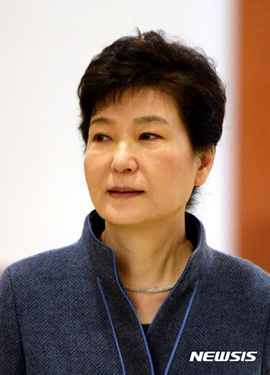 【서울=뉴시스】박근혜 대통령이 18일 오후 신임 정무직 임명장 수여식이 열린 청와대 충무실로 입장하고 있다.