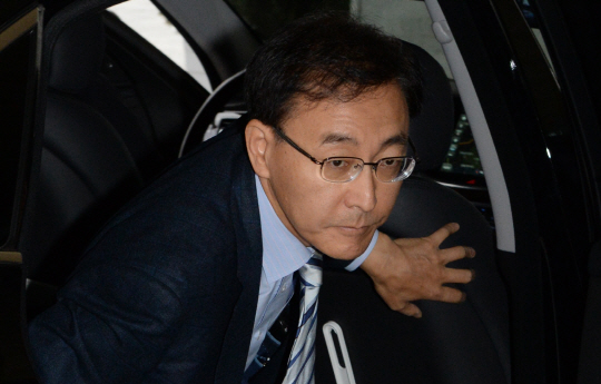 박근혜 대통령이 유영하 변호인을 통해 검찰의 직접 조사에 응하지 않겠다고 밝힌 다음 날인 21일 오전 김수남 검찰총장이 서울 서초구 대검찰청으로 출근하고 있다.  김호웅 기자 diverkim@