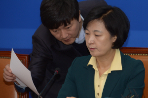 추미애(오른쪽) 더불어민주당 대표가 21일 오전 국회에서 열린 최고위원회의 도중 당 관계자로부터 무엇인가 보고를 받고 있다.   김선규 기자 ufokim@